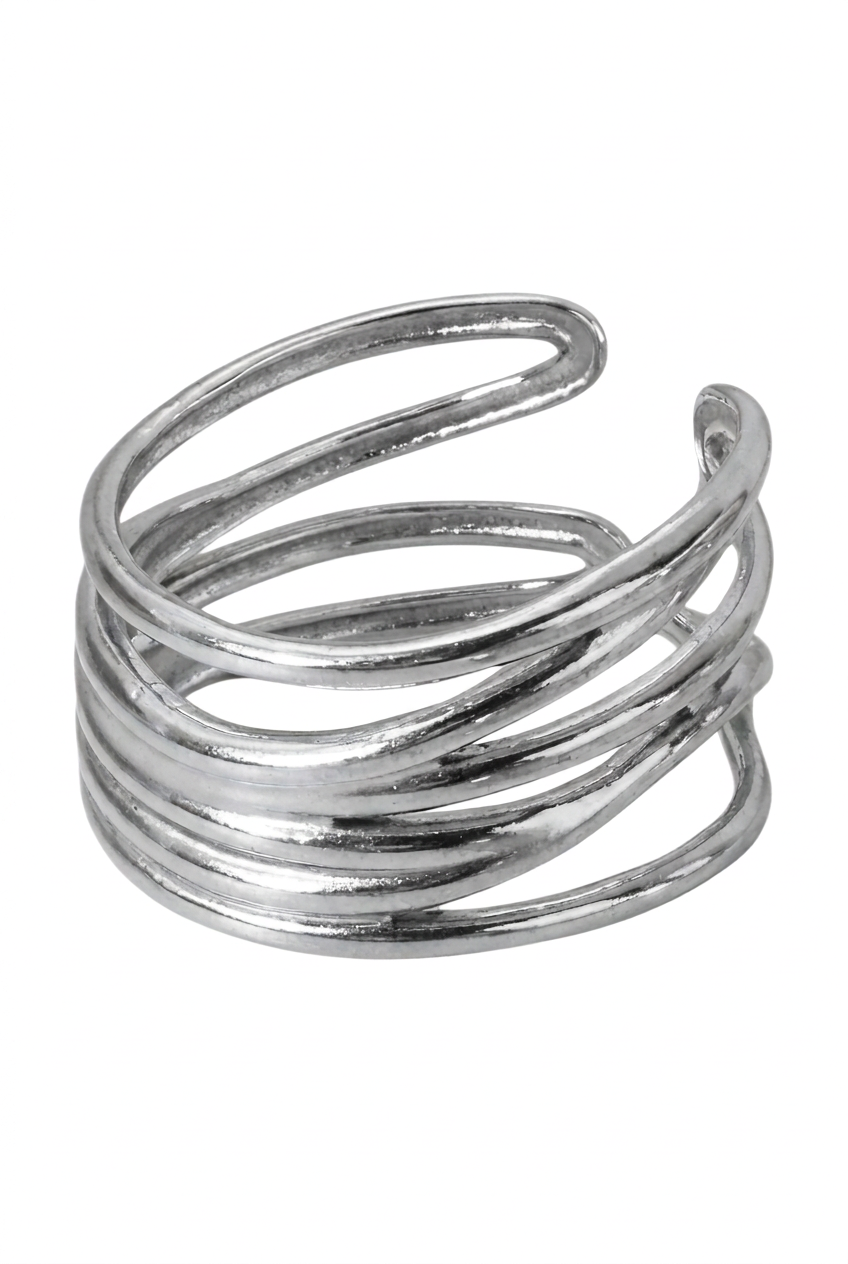 Spiral Ring plateado sobre fondo blanco, con encuadre ajustado